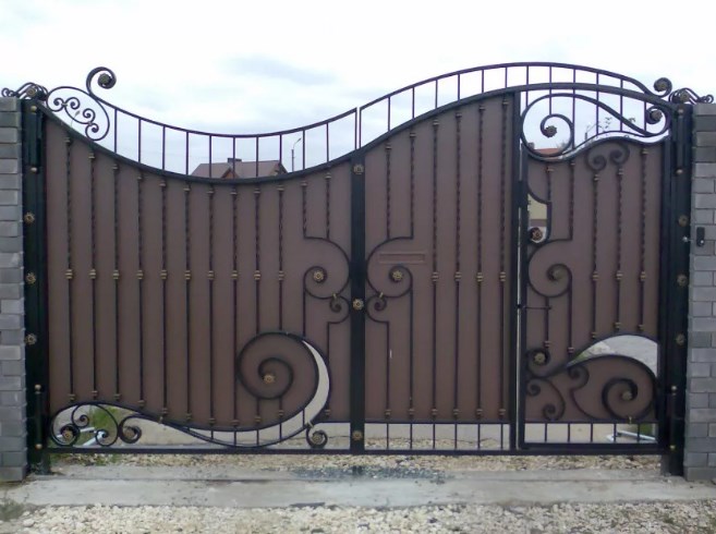 Кованые ворота распашные с калиткой №69 Цена: 10600 руб/м2