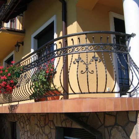 Кованый балкон с цветами от Наковали