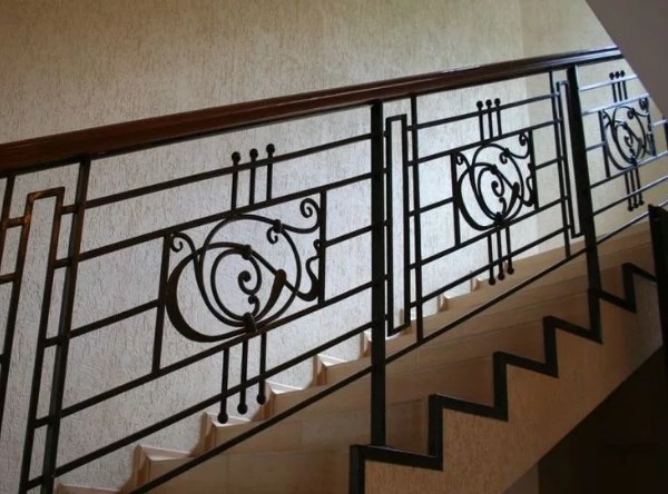 Кованые перила винтовые для лестницы с геометрическим рисунком