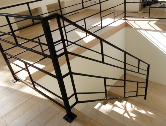 Кованые перила винтовые для лестницы с геометрическим рисунком