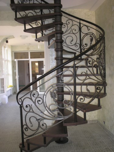 Кованая винтовая лестница с перилами художественная ковка