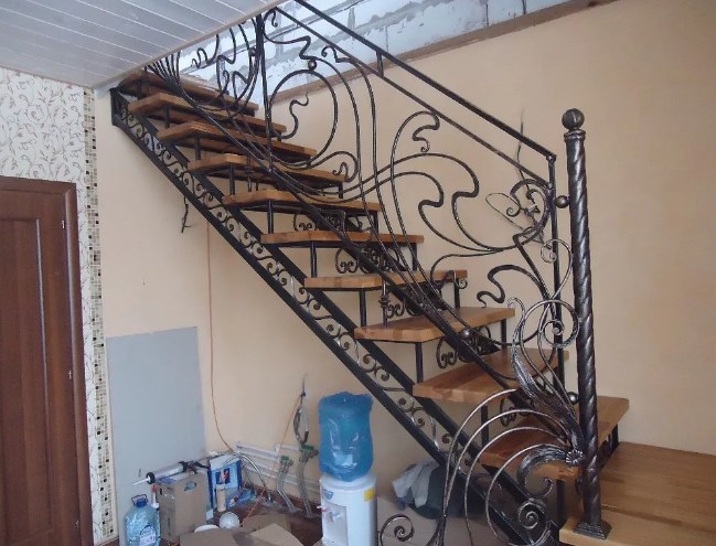 Металлическая лестница с коваными перилами цена от Наковали