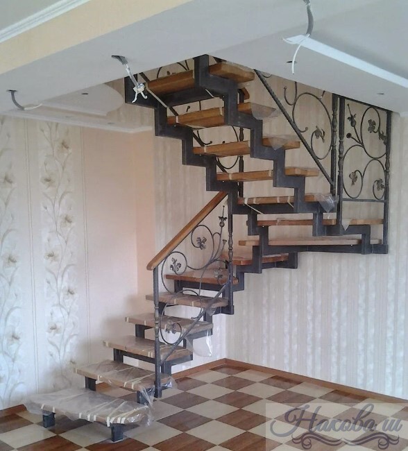 Металлокаркас лестницы с площадкой