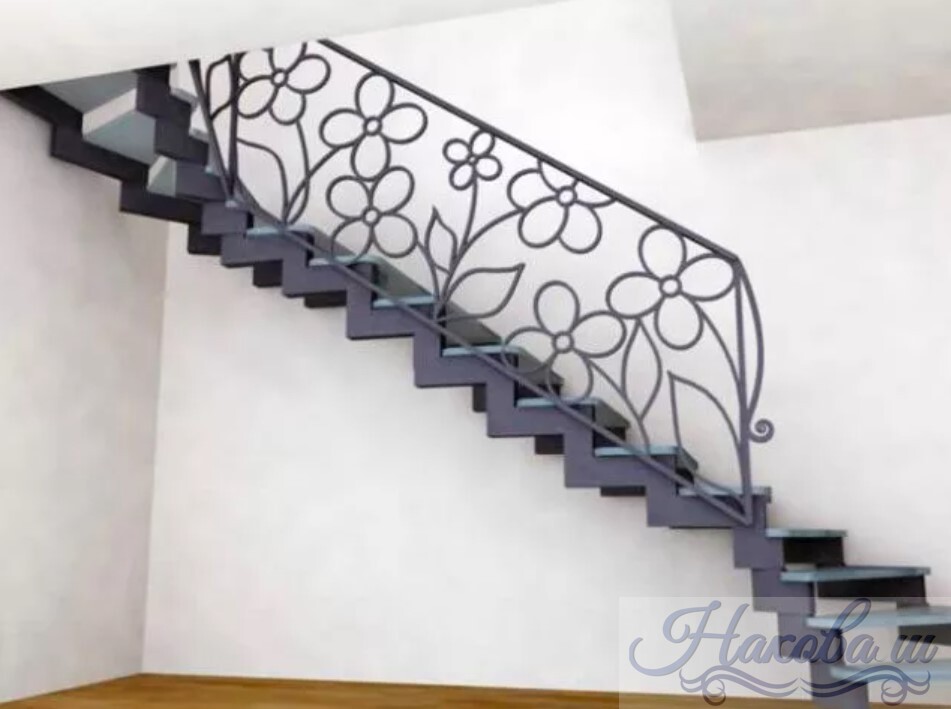 Металлокаркас лестницы с забежными ступенями и цветами