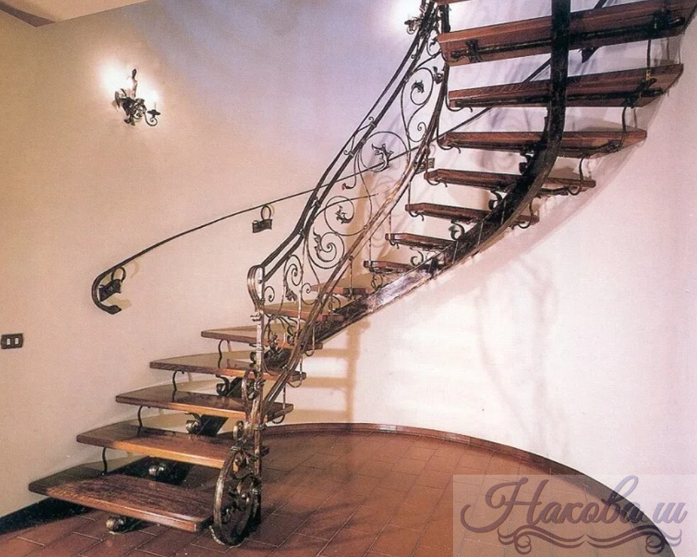 Монокосоур лестницы с забежными ступенями и с коваными перилами