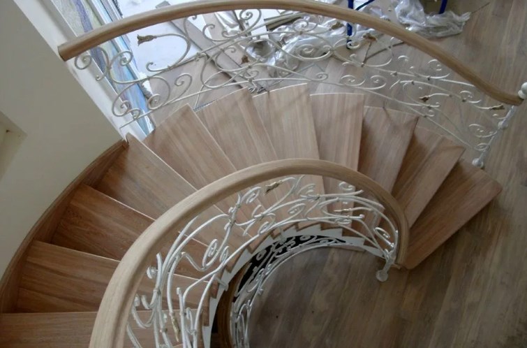 Кованая спиральная лестница белая цена от Наковали