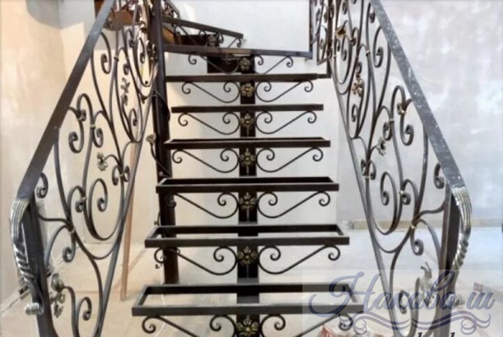 Металлическая лестница с ковкой и коваными перилами от Наковали