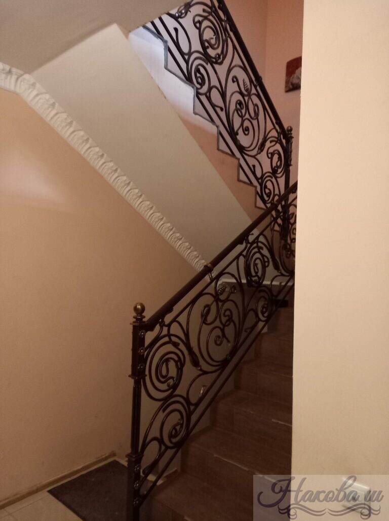 Кованые перила на лестницу в дом цена от Наковали