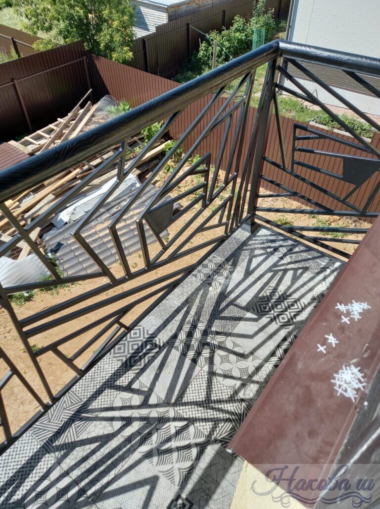 Кованые перила с геометрией для балкона от Наковали каталог