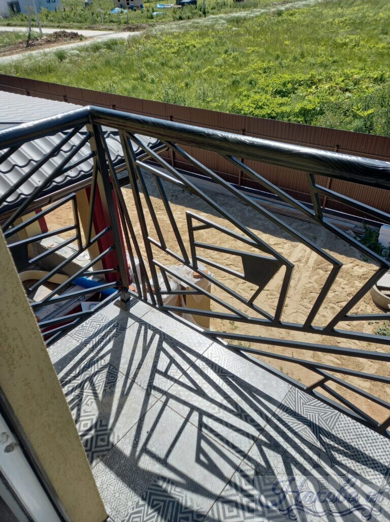 Кованые перила с геометрией для балкона от Наковали каталог