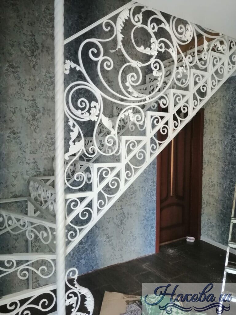 Металлическая лестница с коваными перилами белая от Наковали