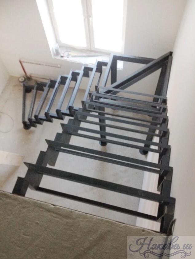 Металлокаркас лестницы с забежными ступенями фото вид сверху от Наковали