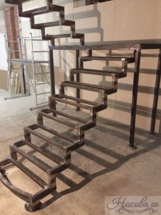 Металлокаркас лестницы с площадкой П-образная от Наковали