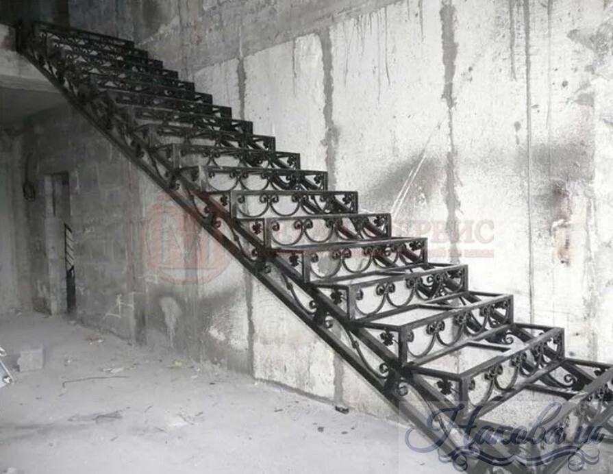 Металлокаркас лестницы с коваными элементами