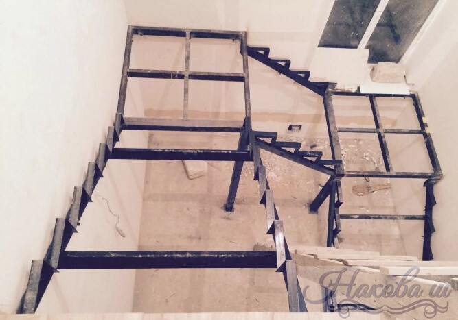 Металлокаркас лестницы с двумя площадками фото от Наковали