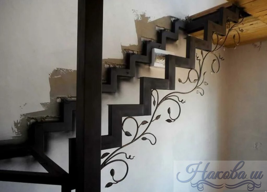 Металлокаркас лестницы с коваными элементами фото от Наковали