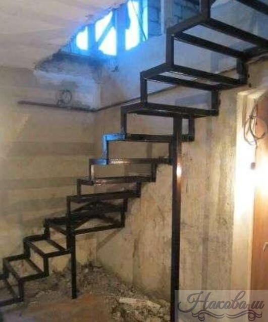Металлокаркас лестницы с забежными ступенями фото от Наковали