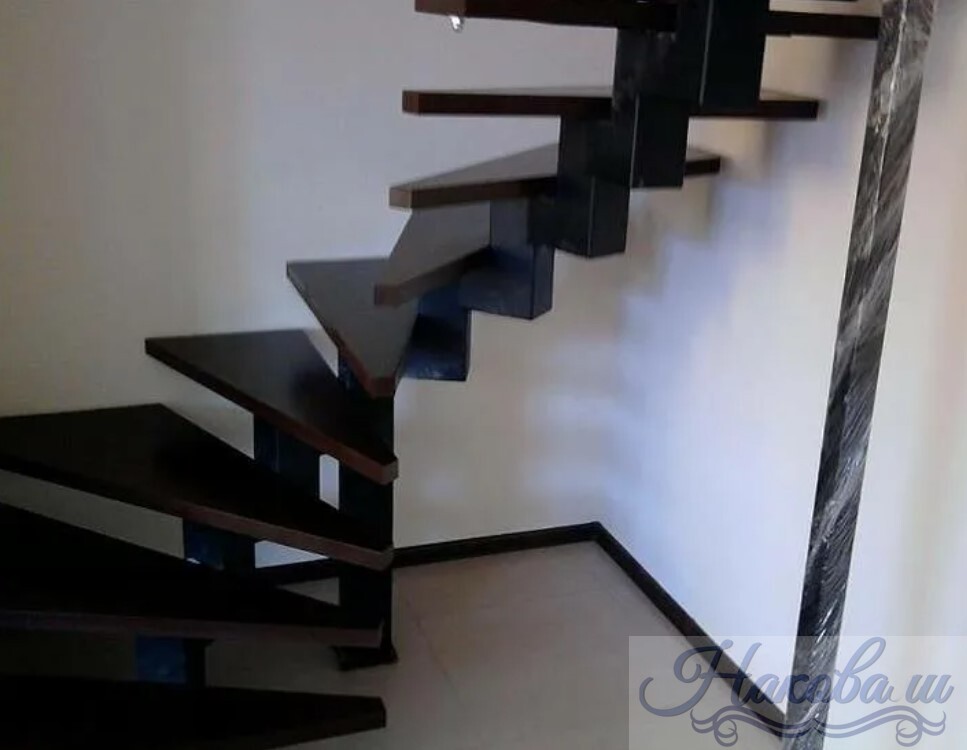 Монокосоур лестницы из металлокаркаса с забежными ступенями от Наковали Цена