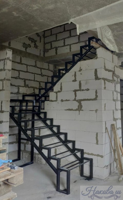 Металлокаркас лестницы с забежными ступенями фото от Наковали