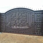 Кованые откатные ворота с сеткой и узором с художественной ковкой