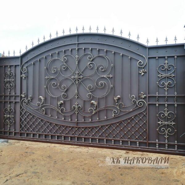 Кованые откатные ворота с сеткой и узором с художественной ковкой