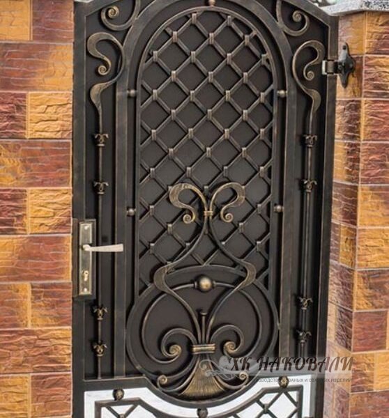 Кованая калитка с решетками и рисунком горячей ковки 2