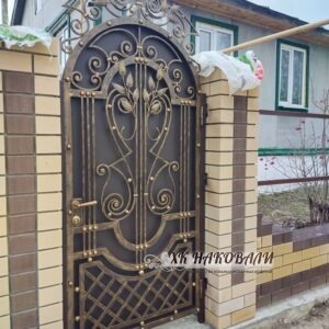 Кованая калитка с с аркой и акантовыми листьями, внизу решетки, фото 1