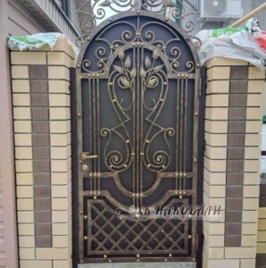 Кованая калитка с с аркой и акантовыми листьями, внизу решетки, фото 1