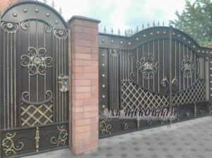 Кованые ворота и калитка с рисунком из горячей ковки, цветы и решетка, фото 2