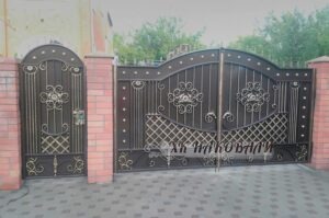 Кованые ворота и калитка с рисунком из горячей ковки, цветы и решетка, фото 3