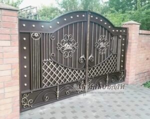 Кованые ворота с рисунком из горячей ковки, цветы и решетка, фото 4