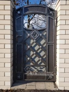 Кованая калитка с решетками и декоративными вставками, коричневого цвета с золотом, 1