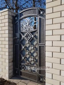 Кованая калитка с решетками и декоративными вставками, коричневого цвета с золотом, 2