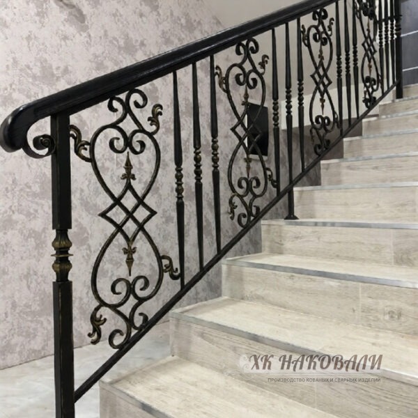 Кованые перила для лестницы на второй этаж, черного цвета, я деревянным поручнем, фото2