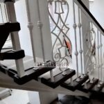 Современные кованые перила для лестницы в белом цвете с прямоугольным столбом на монокосоуре, на монокосоуре фото 1