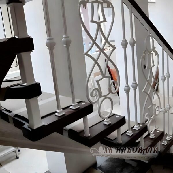 Современные кованые перила для лестницы в белом цвете с прямоугольным столбом на монокосоуре, на монокосоуре фото 1