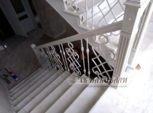 Кованые перила на монокосоуре 051-artguru-0 Кованые перила для лестницы, бесконечность, белые
