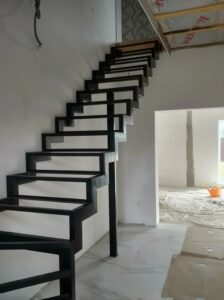 Металлокаркас лестницы, с забежными ступенями Г-образной формы, на ломоном косоуре (зиг-заг), черная
