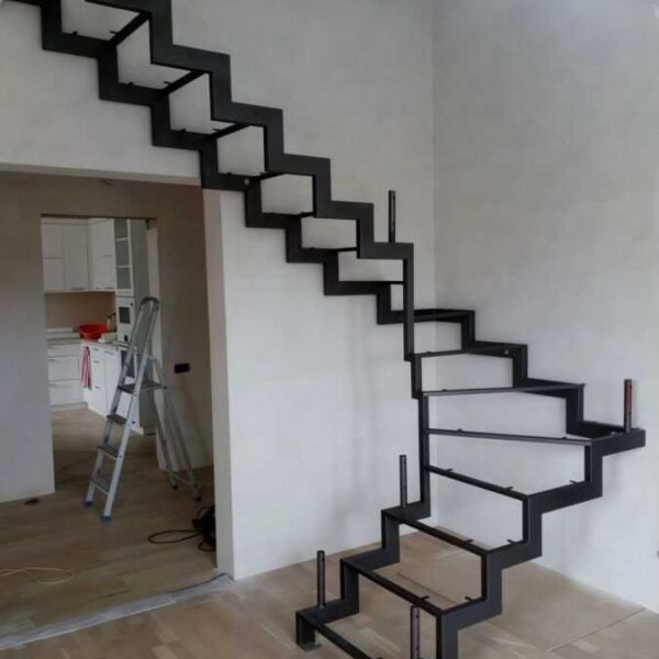 Металлокаркас лестницы, с забежными ступенями Г-образной формы, на ломоном косоуре (зиг-заг), черная