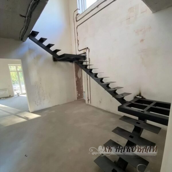 Монокосоур лестницы на металлокаркасе с двумя площадками, без перил