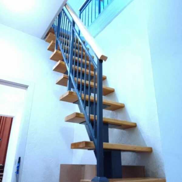 Лестница на монокосоуре прямая, крутая, с прямыми вертикальными перилами в стиле Лофт, ступени деревянные, фото1