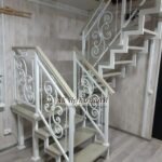 Современные кованые перила для лестницы на металлокаркасе в белом цвете, фото 1