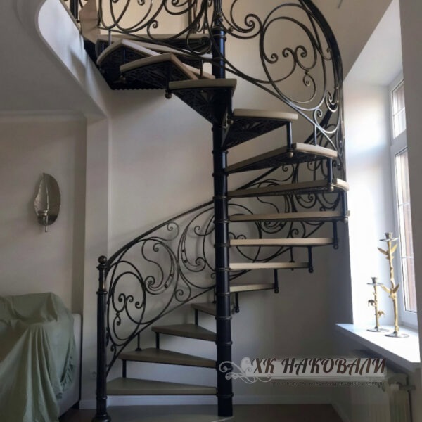 Кованая винтовая лестница для дома с классическими коваными перилами