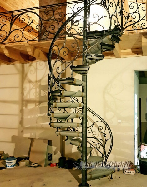 Кованая винтовая лестница для дома с классическими коваными перилами, красивая, миниатюрная