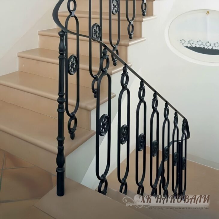 Шикарные перила прямые в строгом стиле, с декоративными вставками и элементами балясин крепление в каждую ступень, благородный черный цвет, поручень декоративная полоса, столб изящный