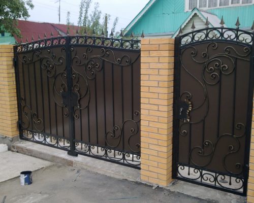 Кованые ворота с металлическим листом коричневые от Наковали