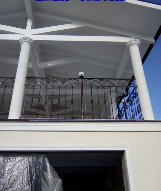 Кованые перила для балкона
