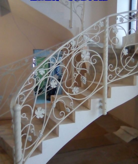 Кованые перила для винтовой лестницы белые с листом и виноградом