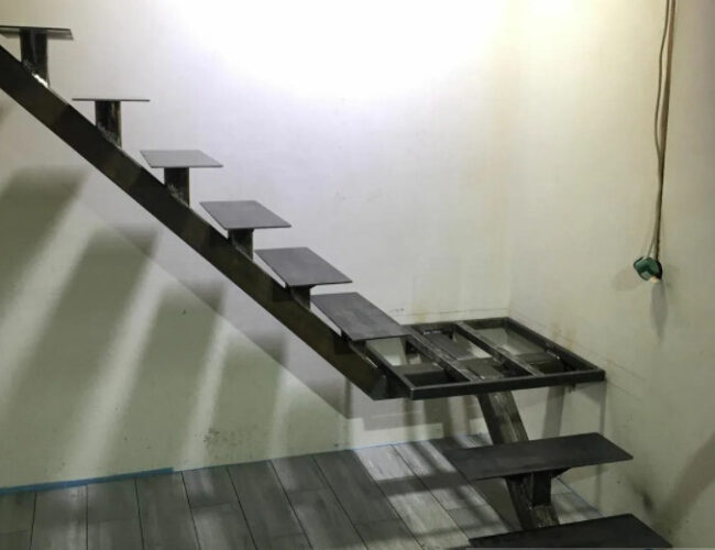 Металлокаркас лестницы на монокосоуре